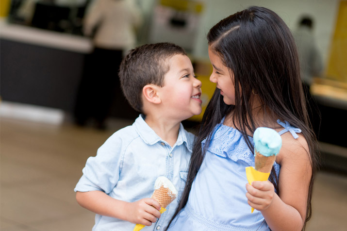 kids enjoying colorful gelatos